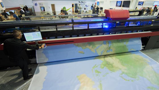 Eine 7,5 m breite und 5 m lange Weltkarte auf der weltgrößten Druckfachmesse drupa in Düsseldorf auf Vinyl gedruckt: Längst kann nicht mehr nur auf Papier und in Standardformaten gedruckt werden. 