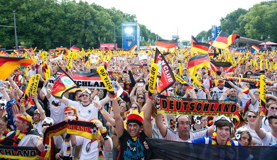 Public Viewing in Berlin bei der WM 2014: Statistiker der Universität Innsbruck haben errechnet, dass Frankreich und Deutschland die größten Chancen auf den EM-Titel 2016 haben.