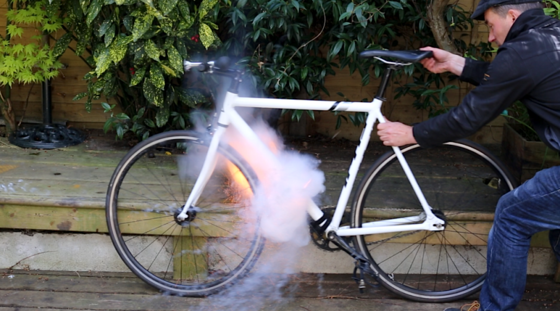 Erfinder Yannick Read löst die Mini-Bombe Bike Mine aus. Er will damit demonstrieren, dass keinerlei Verletzungsgefahr für Diebe besteht. 