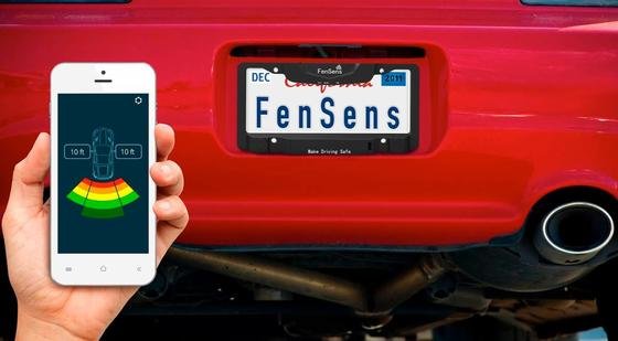 Einen Parkassistenten zum Nachrüsten bietet das Start-up FenSens an. Der Sensor befindet sich im Kennzeichenhalter. Dazu gibt es eine App und über Bluetooth wird das Smartphone-Display zur Einparkhilfe. 