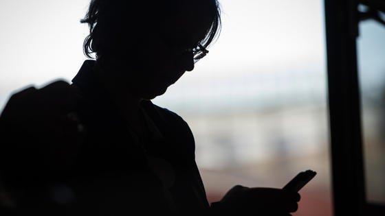 Vorsicht Falle: Wenn auf Ihrem Smartphone plötzlich Warnungen wie "Ihr Gerät wurde gehackt!" oder "Virus entdeckt!" erscheinen, keinesfalls der Aufforderung folgen, den Button "OK" oder "Download" zu drücken. Damit handeln Sie sich ziemlich sicher einen Virus ein oder ein ungewolltes Abo. 