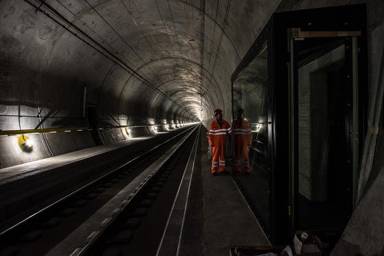 Der Gotthard-Tunnel ist mit 57 km Länge der längste Eisenbahntunnel der Welt. Im Brandfall kommen Ventilatoren zum Einsatz, die jeweils so stark sind wie vier Formel-1-Autos. 