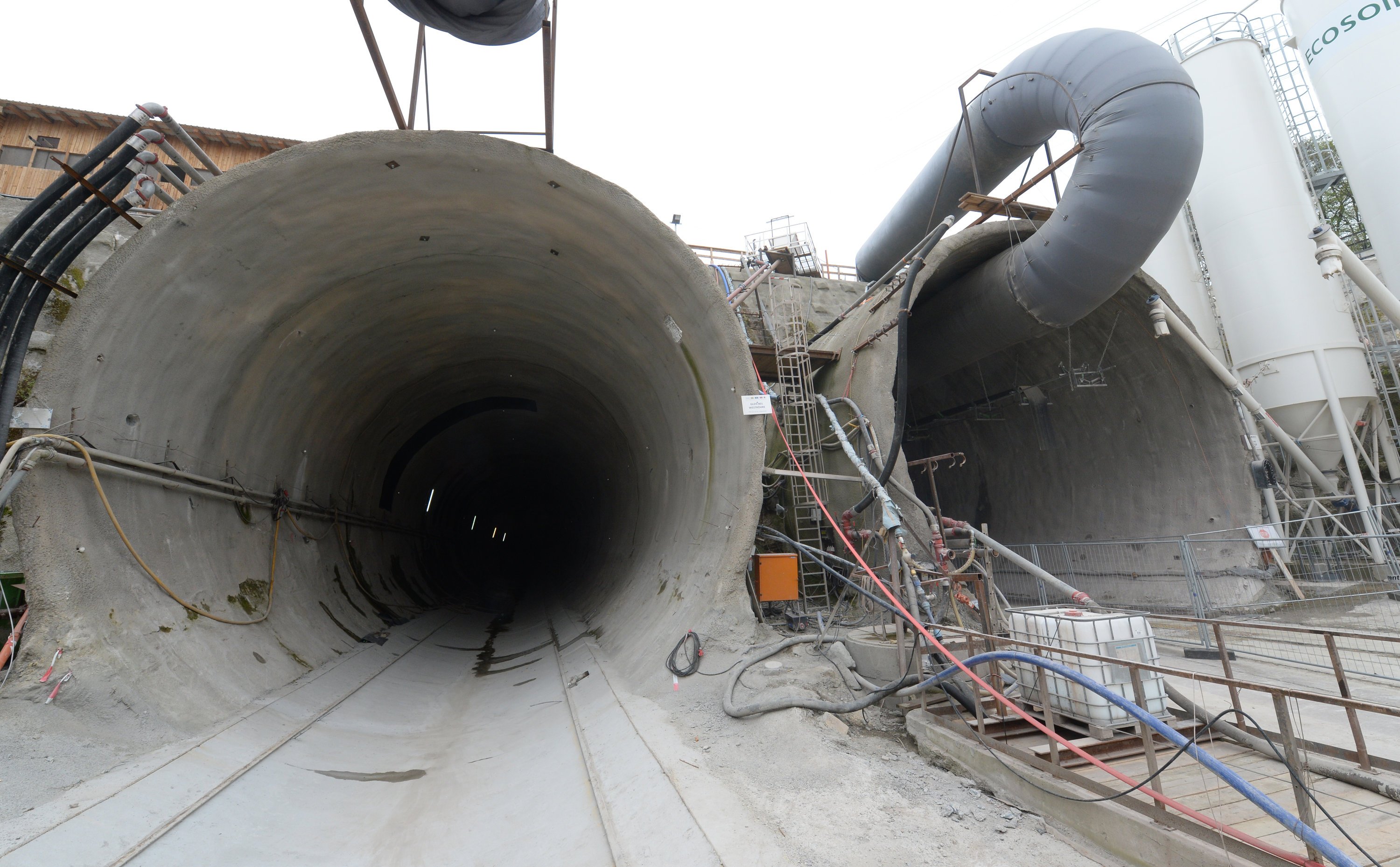 Blick auf die beiden Tunnelröhren des Fildertunnels im April 2016: Die Bauarbeiten für Stuttgart 21 verzögern sich voraussichtlich um zwei Jahre. Die Bahn macht auch den Behörden wegen ihrer langsamen Arbeitsweise Vorwürfe.