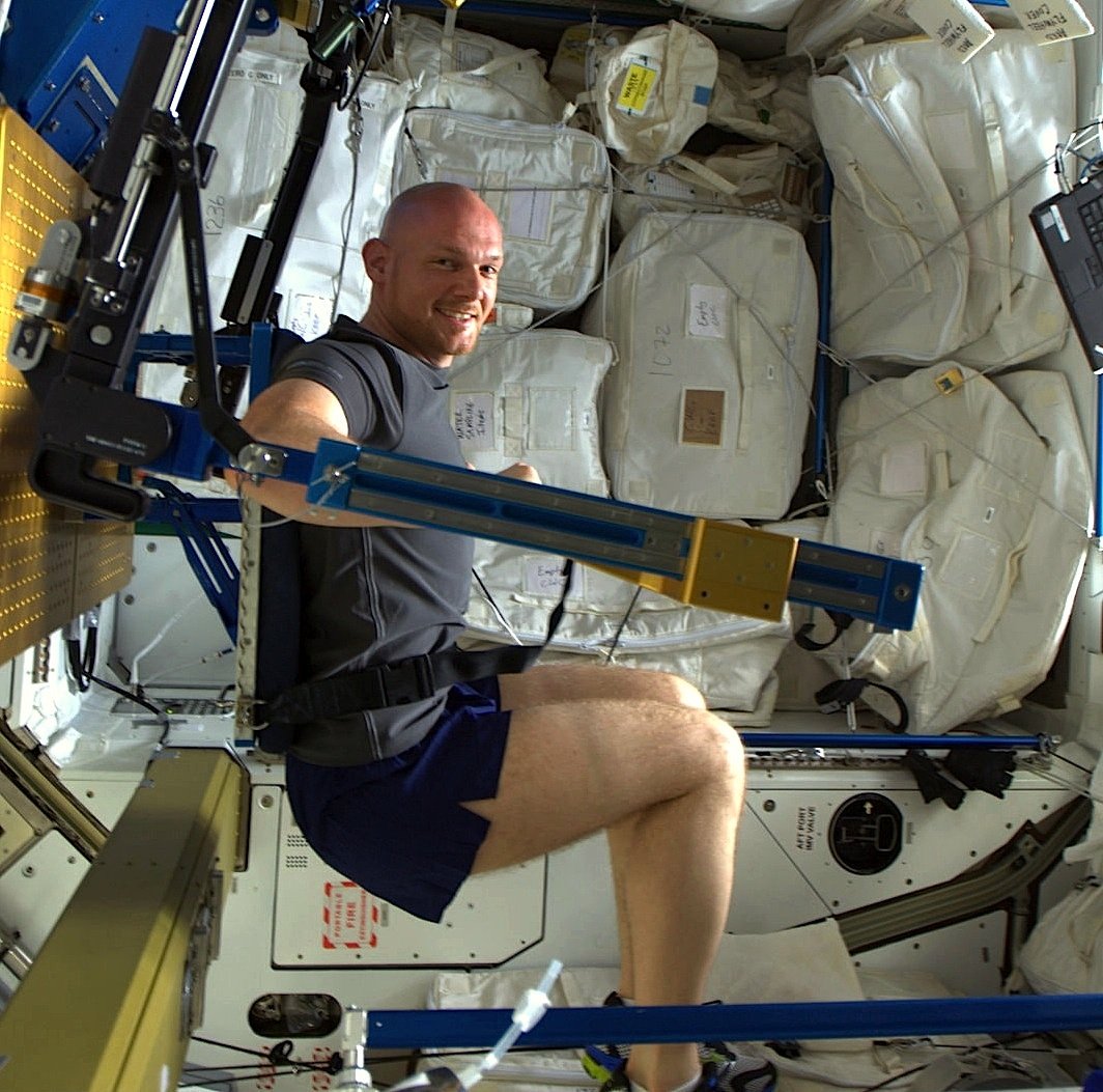 Der deutsche Astronaut Alexander Gerst im Fitness-Center der ISS.