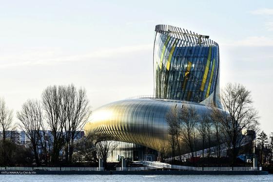 Das neue Weinmuseum La Cité du Vin in Bordeaux ist ein Genusstempel des Weins und ein imposanter Bau dazu. Das Pariser Architekturbüro XTU hat den Komplex direkt an der Garonne entworfen.