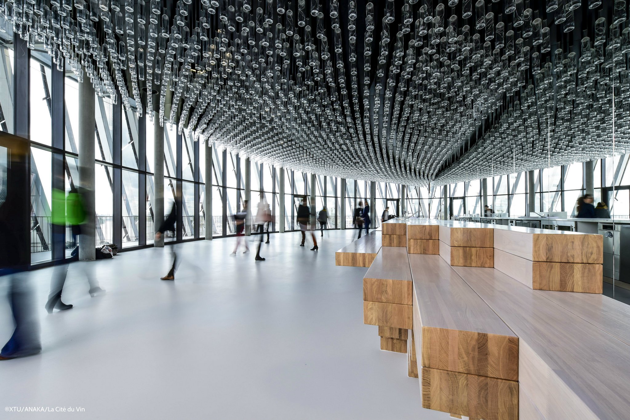 Im Foyer der Cité du Vin in Bordeaux hängen Glaskolben von der Decke.