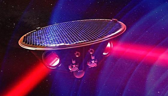 Die geplante Lisa-Mission wird Gravitationswellen im Weltall messen. Sie besteht aus drei Satelliten im Abstand von Millionen von Kilometern. Mittels Laserlicht werden die Forscher die winzigen Abstandsänderungen messen, die vorbeirasende Gravitationswellen erzeugen.