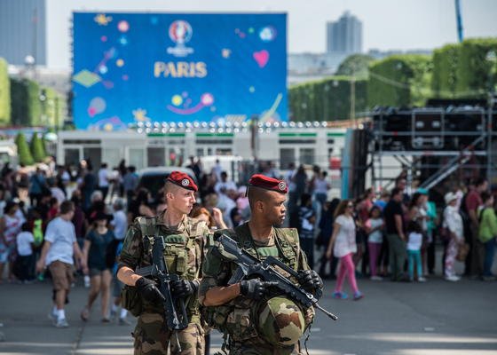 Bewaffnete Soldaten in der Fanmeile unter dem Eiffelturm: 10.000 Soldaten sind während der Fußball-Europameisterschaft in Frankreich im Einsatz, um Anschläge zu verhindern.
