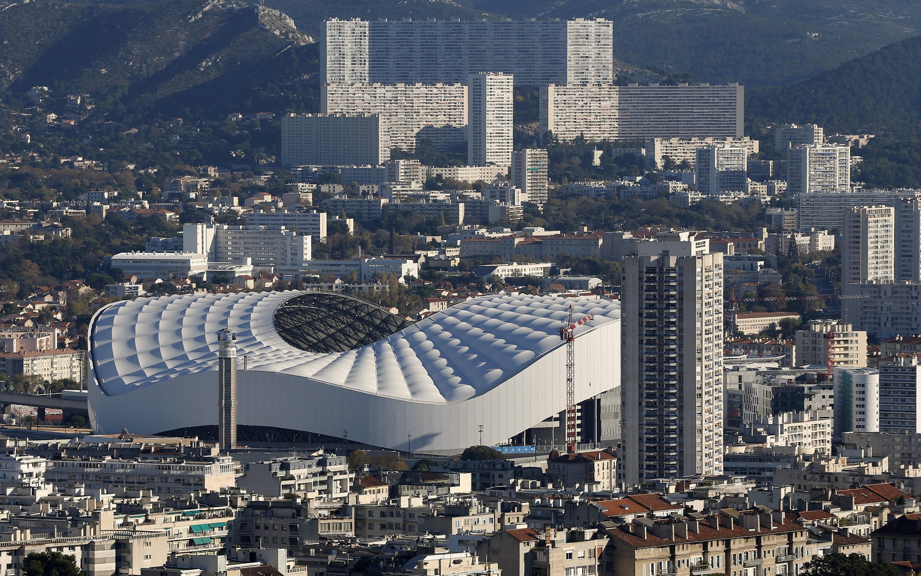 Das Stade Velodrome in Marseille: Über allen zehn EM-Stadien wurde ein Flugverbot verhängt. Drohnen werden von einen Abwehrsystem schon frühzeitig erkannt und deren Steuerung gekapert.