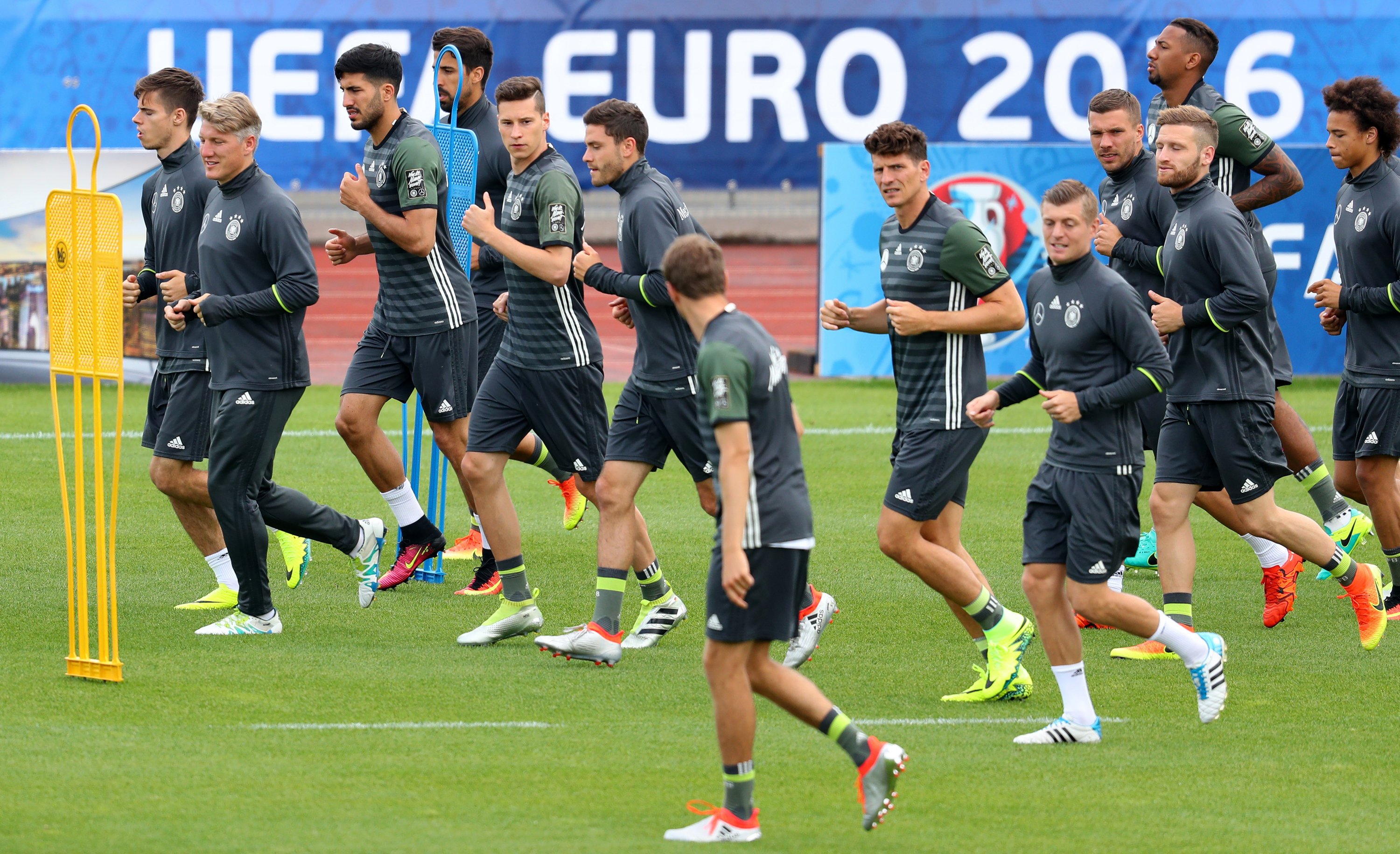 Die deutsche Fußballnationalmannschaft beim Training in Evian: Für die Trainingsplätze aller 24 EM-Mannschaften gilt ein Flugverbot für Drohnen.