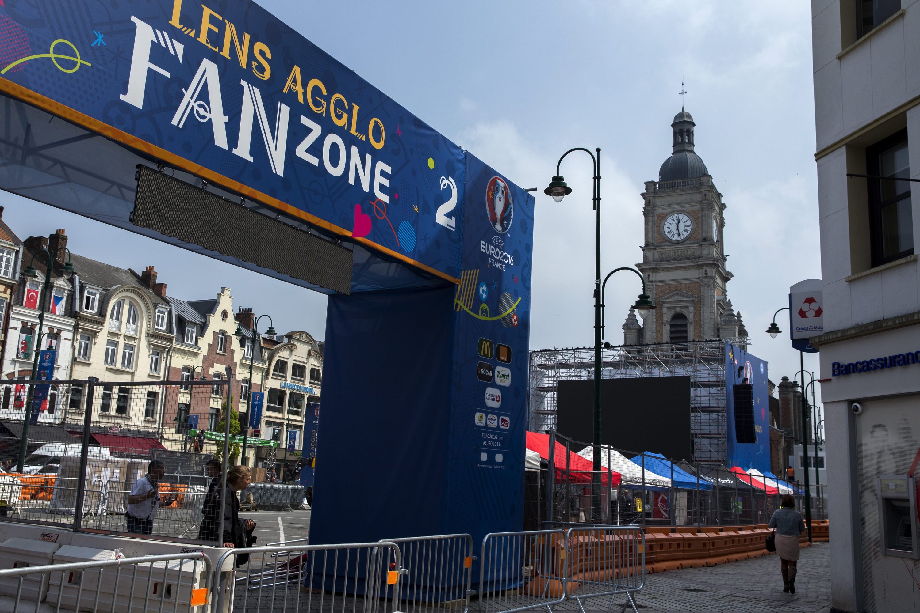 Fanzone zur Europameisterschaft in Lens: Nur nach Leibesvisitation, nach Chech mit einem Metalldetektor und ohne Taschen darf man die Fanzonen während der Fußball-Europameisterschaft in Frankreich betreten.