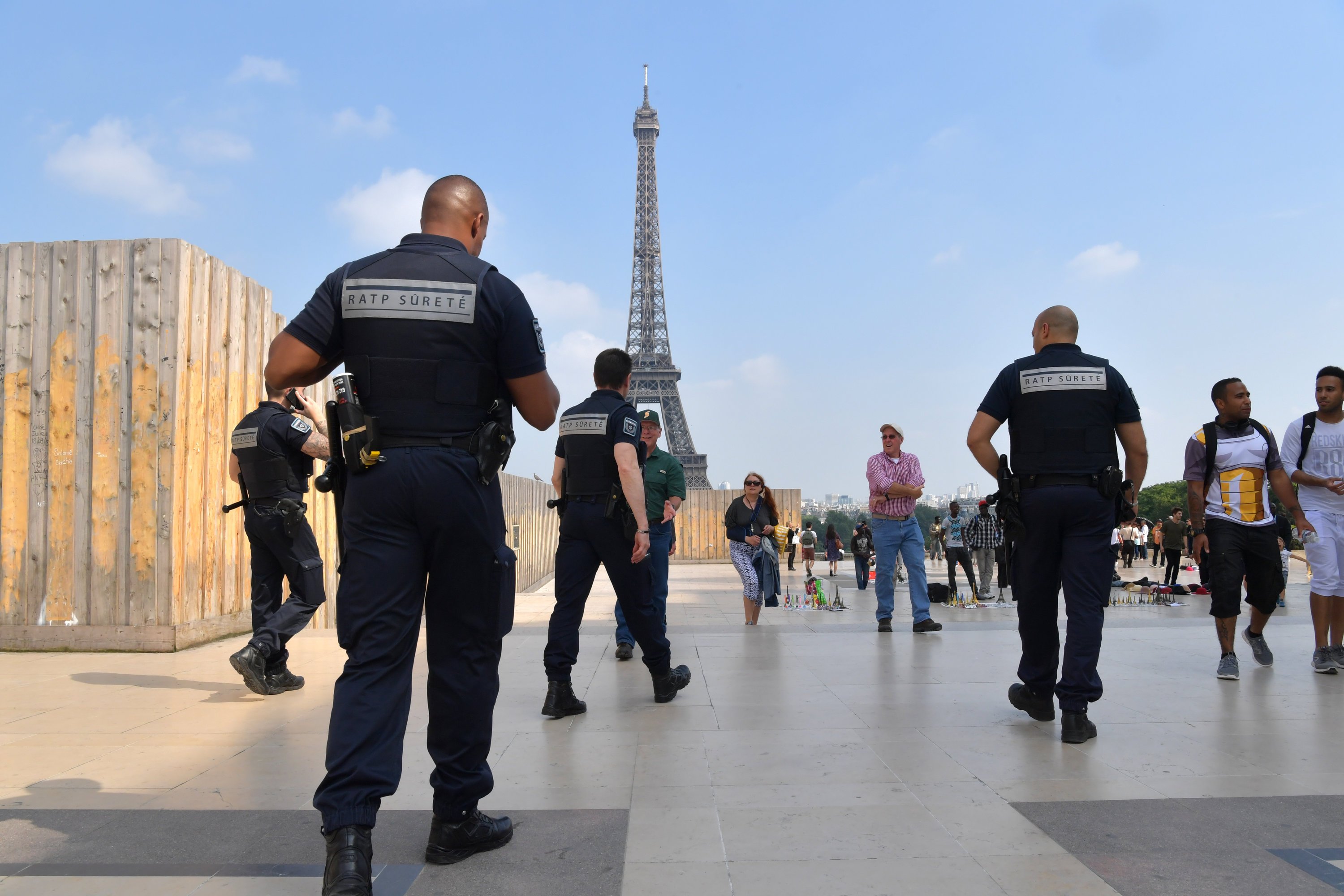 Bewaffnete Sicherheitskräfte am Place du Trocadero in Paris: Der französische Geheimdienst geht von einem hohen Anschlagsrisiko aus. 