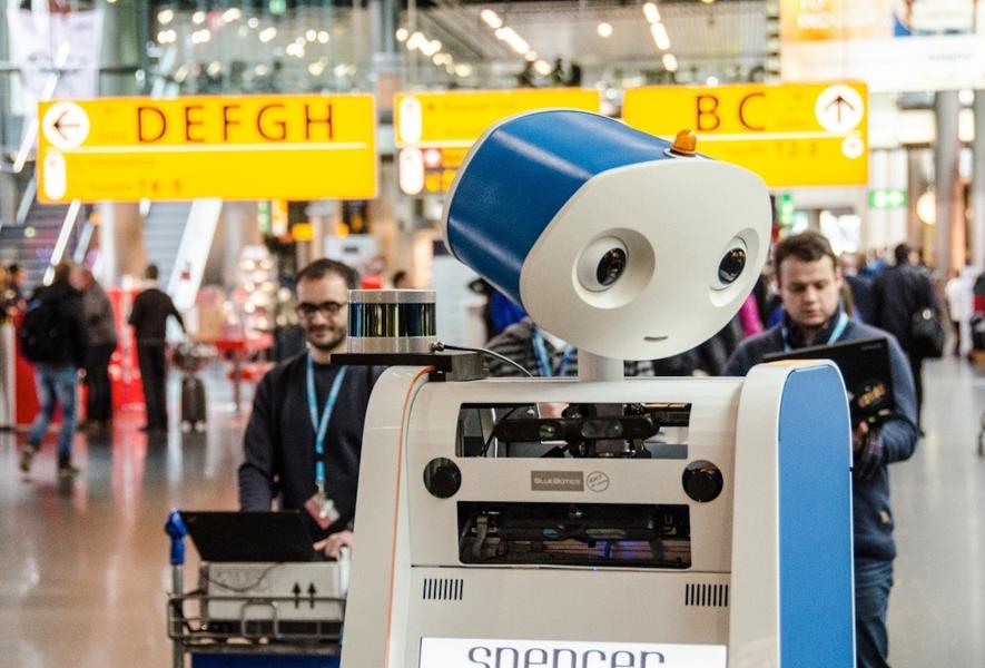 Der 250 kg schwere Lotsenroboter Spencer hat seinen Testeinsatz am Flughafen Amsterdam-Schiphol erfolgreich absolviert. Jetzt werden die Ergebnisse ausgewertet. Koordiniert wird das Projekt von der Albert-Ludwigs-Universität Freiburg.