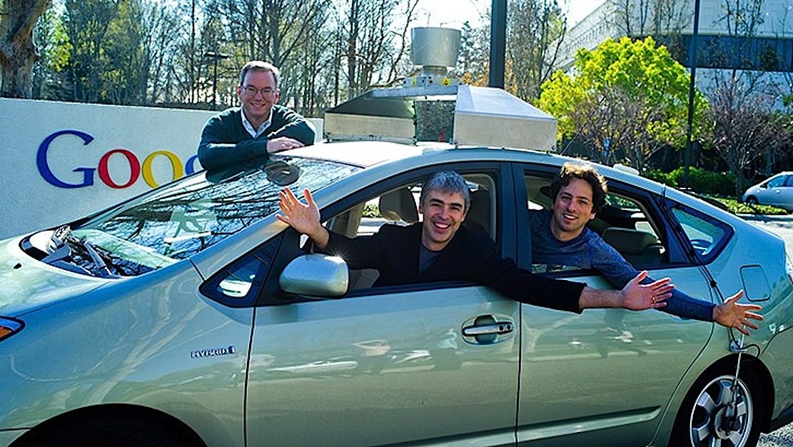 Google-Mitgründer Larry Page (l.)am Steuer eines autonom fahrenden Google-Auto: Page ist offenbar auch von der Idee fliegender Autos begeistert.