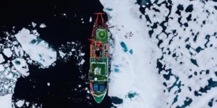 Polarstern in der Arktis von oben.