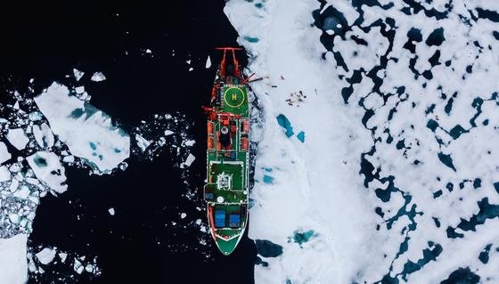 Polarstern in der Arktis von oben.