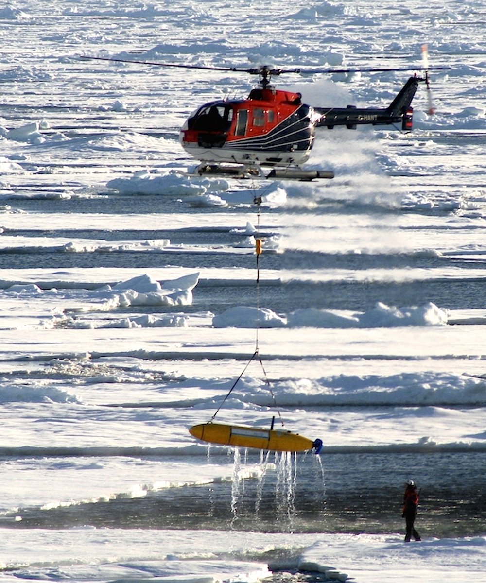 Bergung des AUV Paul: Das autonome Unterwasserfahrzeug sieht ein wenig aus wie ein Torpedo, ist aber ein schwimmendes Labor.