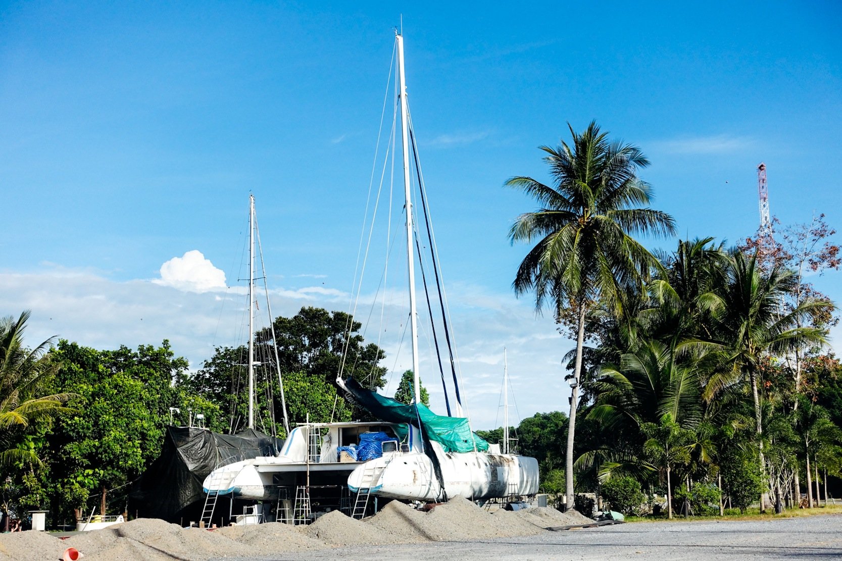 Derzeit wird das 25 m lange Coboat in Thailand wieder auf Vordermann gebracht. Ins Mittelmeer startet die Crew mit einem etwas kleineren Ersatzboot.