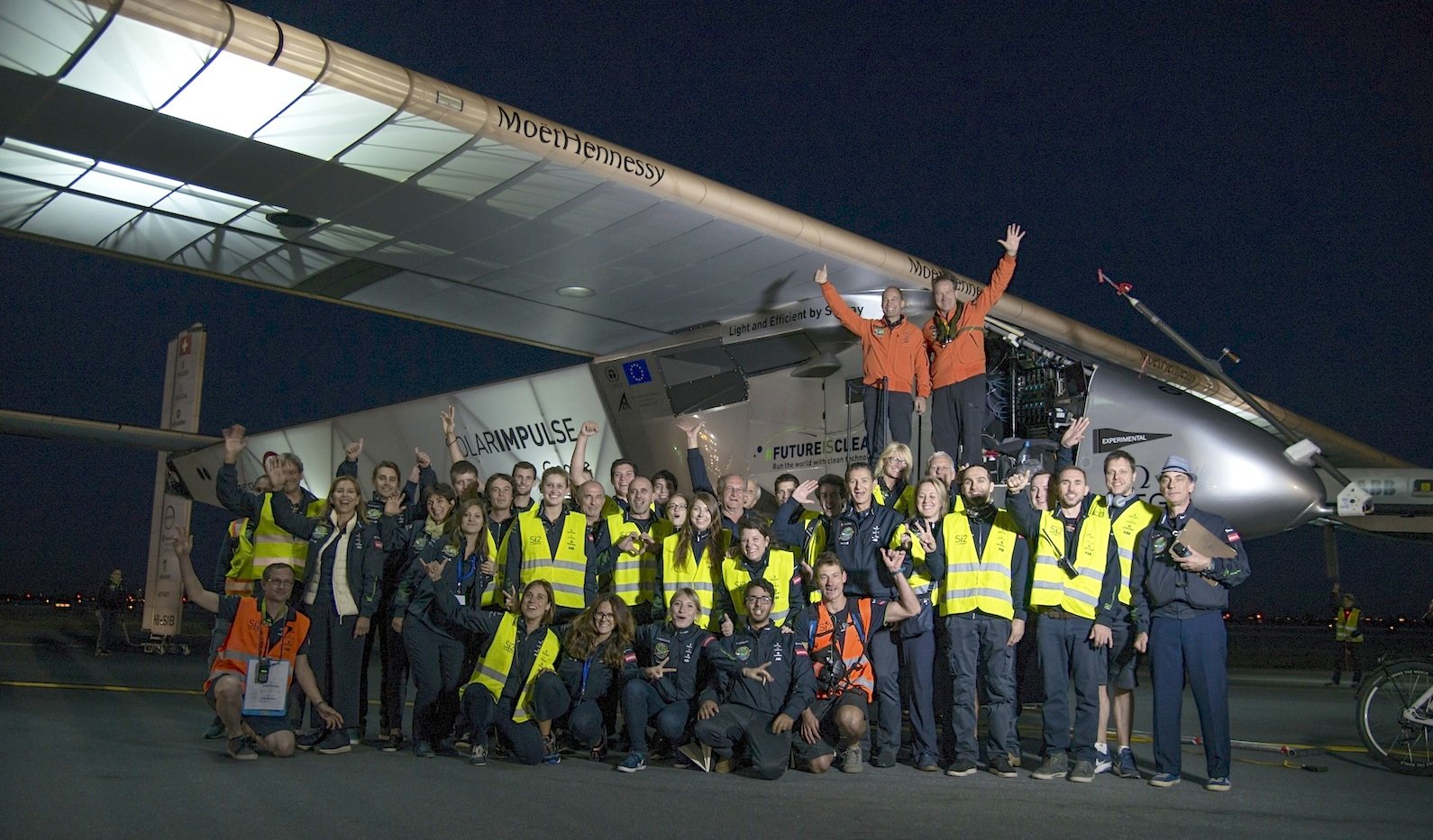 Das Solar-Impulse-Team und die Piloten Borschberg (li.) und Piccard freuen sich in New York auf dem Flughafen über die erfolgreich absolvierte 14. Etappe. 