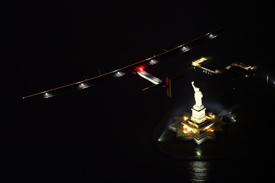 Sonnensegler Solar Impulse 2 nachts über New York
