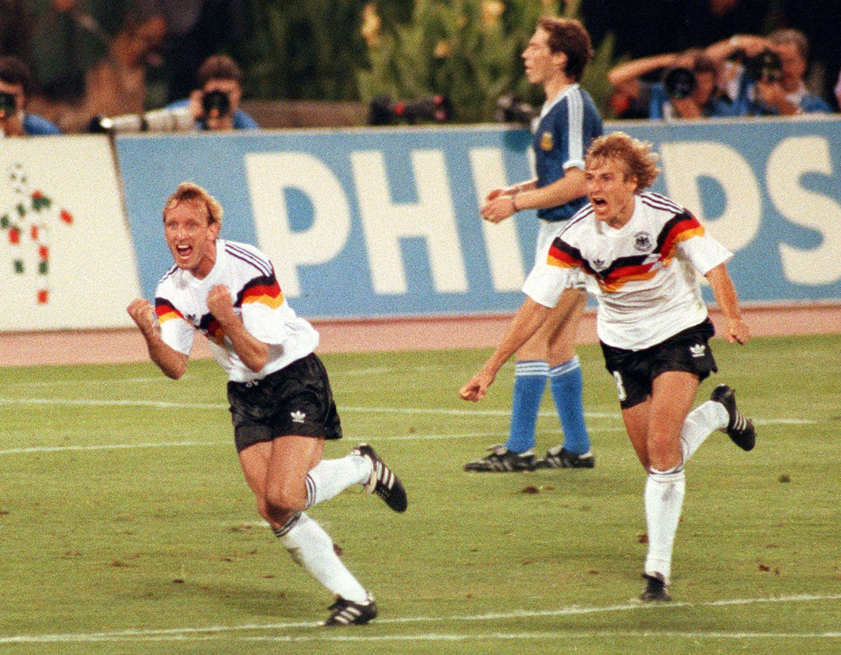 Andreas Brehme (l.) behielt im WM-Finale 1990 in Rom gegen Argentinien die Nerven. Obwohl die Argentinier den schon zurecht gelegten Ball wegschossen, verwandelte Brehme in der 85. Minuten den Elfmeter gegen den argentinischen Torwart Sergio Goycocheakt. Deutschland wurde mit 1:0 Weltmeister. Im Bild jubeln Brehme und Jürgen Klinsmann.