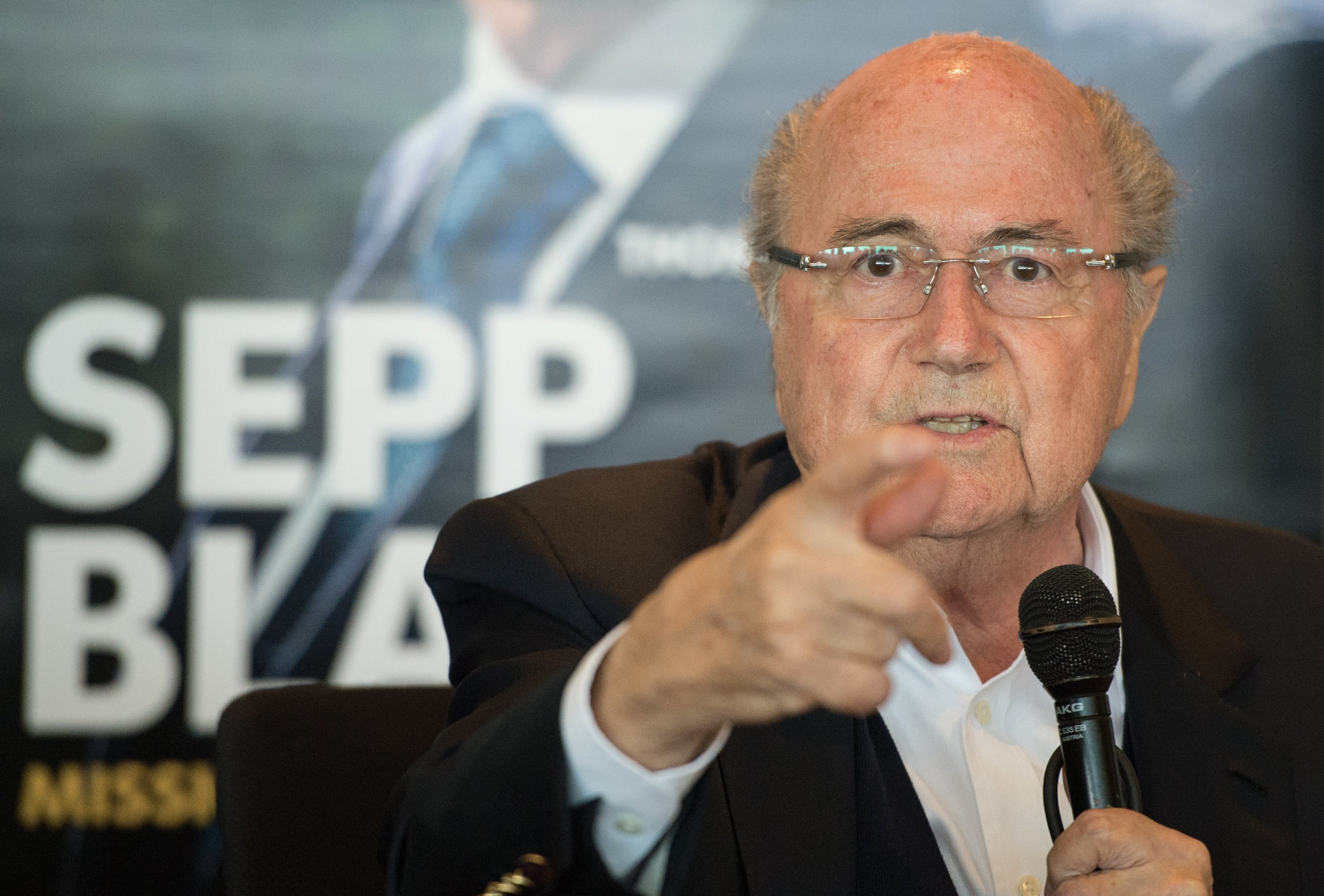 Macht wieder neue Schlagzeilen: der frühere Fifa-Präsident Sepp Blatter. Plötzlich ist ihm eingefallen, wie die Kugeln bei Auslosung großer Turniere technisch manipuliert werden.