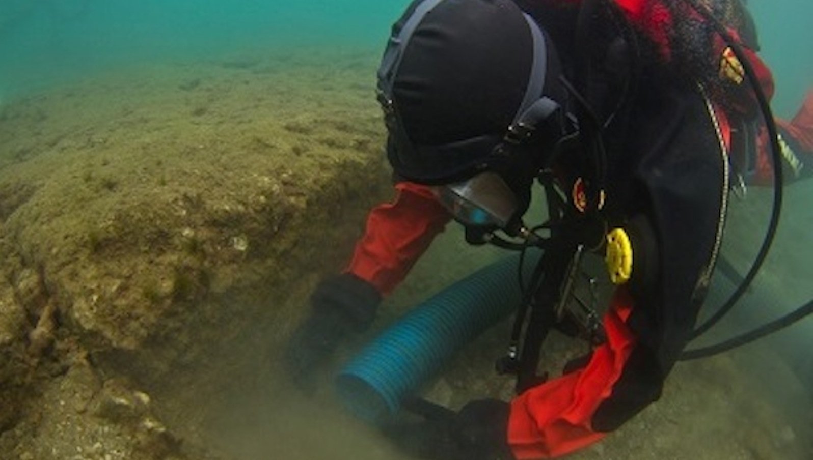 Die Archäologen mussten meist unter Wasser arbeiten – überwiegend mit einer Sicht von gerade mal 20 cm. Am Tag der Aufnahme fanden sie ausnahmsweise einmal bessere Verhältnisse vor.