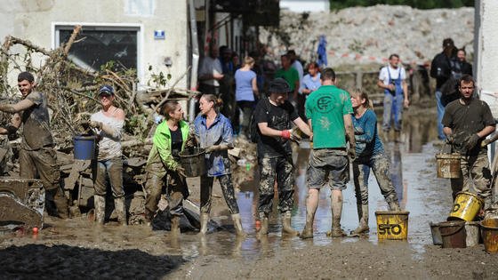 Helfer befreien am 04. Juni 2016 ein vom Hochwasser betroffenes Haus in Simbach am Inn (Bayern) mit Eimern vom Schlamm. Die Flutwelle verursachte mehr als eine Milliarde Euro Schaden. Chemnitzer Forscher<strong> </strong>haben jetzt eine textile Membran entwickelt, die das Wasser wirksam aufhält und die Kräfte ableitet.