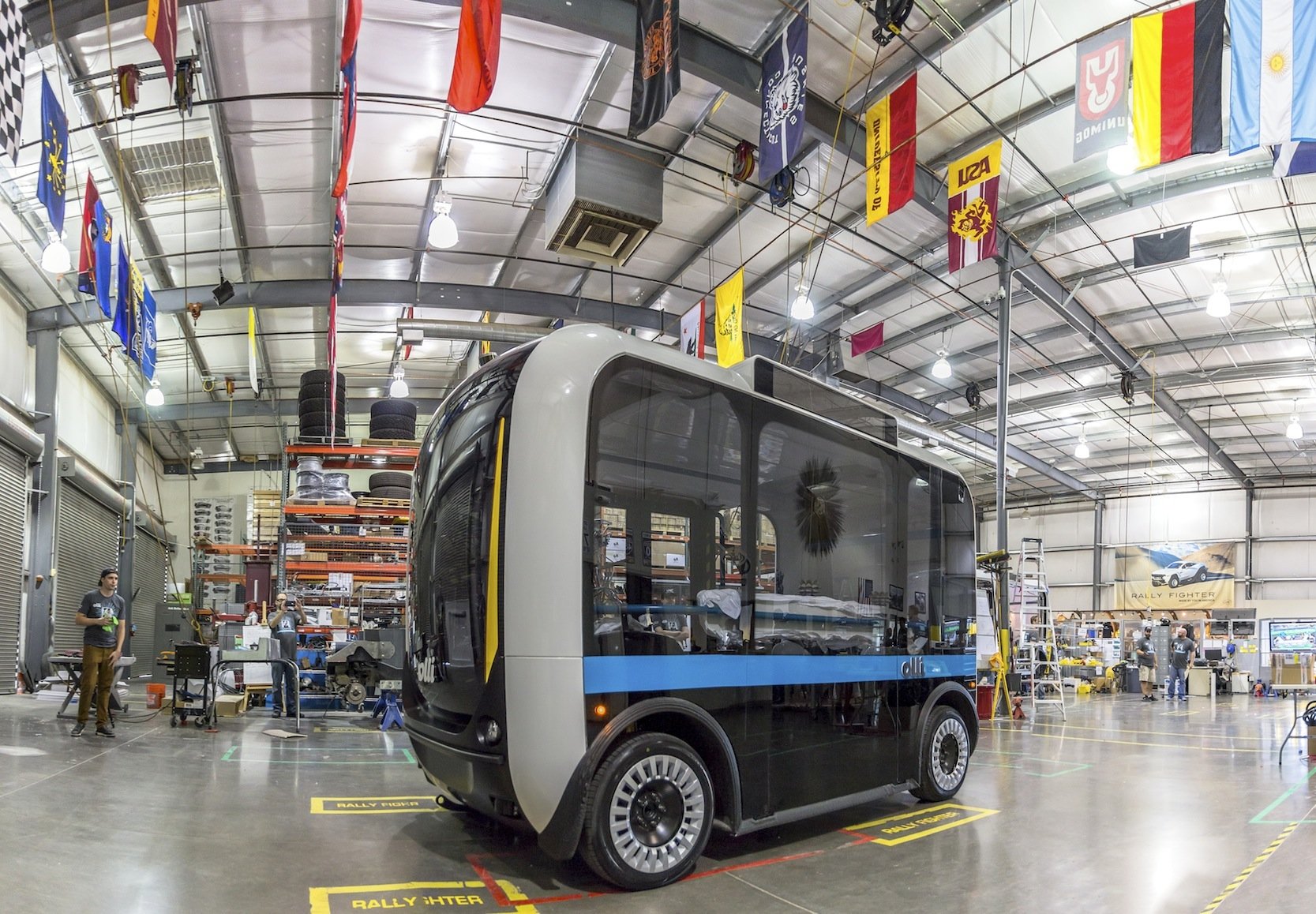 Gefertigt wird der autonom fahrende Kleinbus Olli in Phoenix im Werk des Herstellers Local Motors. Die Karosserie entsteht im 3D-Drucker.