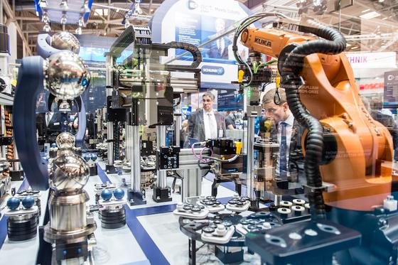 Auf der "Automatica" in München, der weltweit führenden Industrieschau rund um Roboter und Automation zeigen 800 Aussteller das Neueste zur Industrie 4.0, der vernetzten Fabrik. Die Messe läuft noch bis zum 24. Juni 2016.