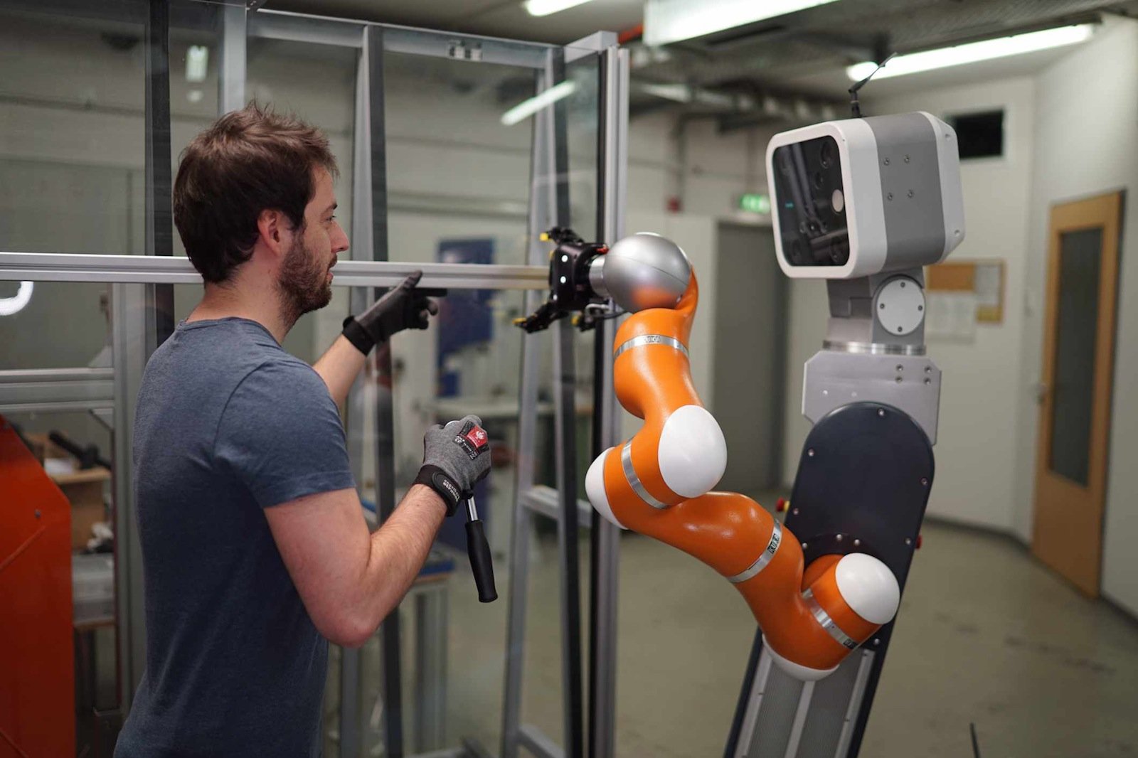 Mobile Assistenzroboter werden den Menschen künftig in vielen Bereichen der Produktion unmittelbar unterstützen. Das Fraunhofer IFF entwickelt Technologien, die die sichere Zusammenarbeit von Mensch und Maschine ermöglichen.