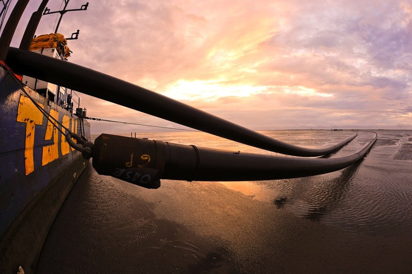 Verlegung eines Stromkabels in der Nordsee: Die Netzanbindung von Offshore-Windparks ist aufwendig und teuer.