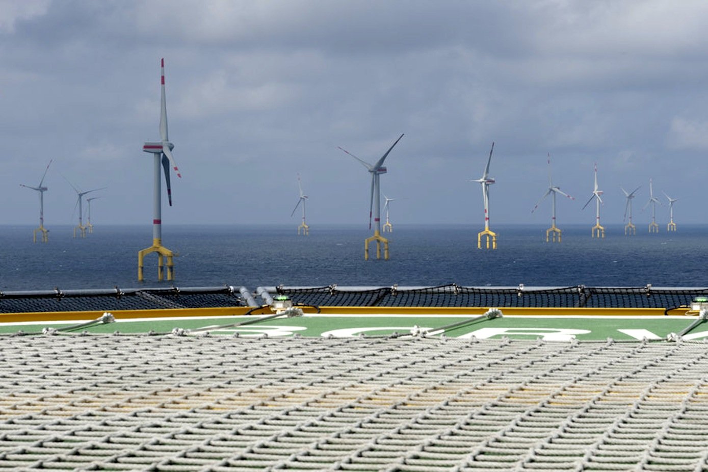 Windpark in der Nordsee: Derzeit müssen die Windparks über zum Teil lange Strecken mit dem Festland verbunden werden.