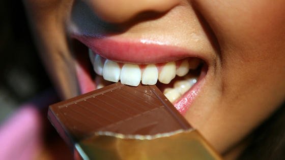 Mmmh, leckere Schokolade. Dabei besteht sie zu rund 40 % aus Fett. US-Forschern ist es jetzt mit einem physikalischen Trick gelungen, den Fettgehalt erheblich zu senken, ohne dass es produktionstechnische und geschmackliche Probleme gibt. 