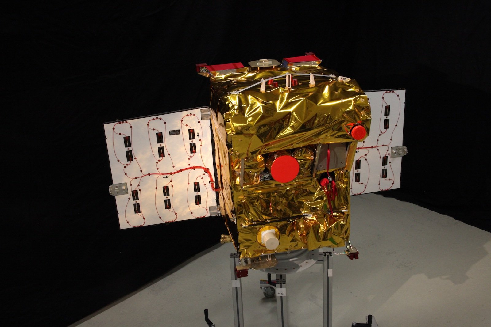 Der Kleinsatellit Biros hat ungefähr die Größe eines Kühlschranks und wiegt rund 130 kg. Er soll aus 500 km Höhe Ausschau nach Hochtemperaturereignissen auf der Erde halten.