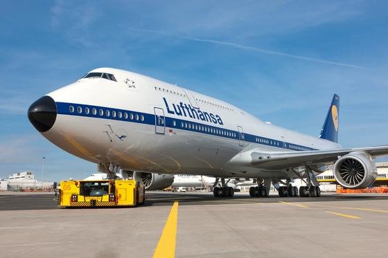 Retro-Jumbo der Deutschen Lufthansa: Am 15. Januar 2003 startete der erste Jumbo mit Internet an Bord. Jetzt rüstet die Lufthansa ihre Mittel- und Kurzstreckenjets mit Antennen aus, um Internet während des Fluges anbieten zu können.