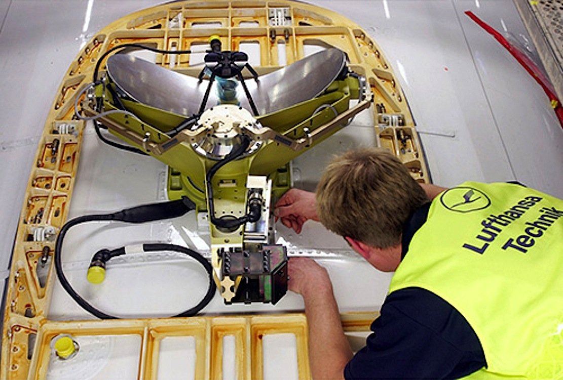 Installation einer Antenne in einem Airbus zum Aufbau einer Internetverbindung während des Fluges.