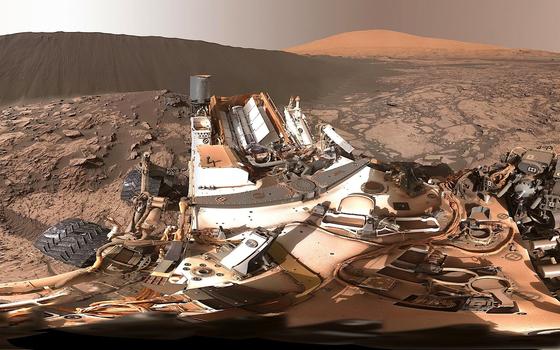 360°-Aufnahme der Namibdüne auf dem Mars durch den Rover Curiosity: Der Roboter hat nun Hinweise auf dem Mars gefunden, dass die Atmosphäre des Planeten früher deutlich mehr Sauerstoff enthielt. 