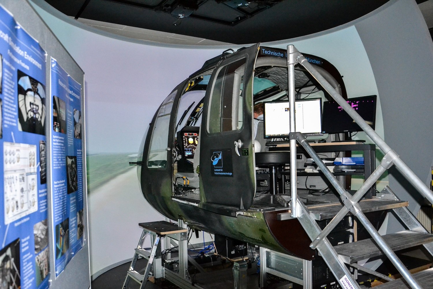 Test im Flugsimulator. Für den Probeeinsatz in echten Hubschraubern sind die Forscher auf Unterstützung aus der Industrie angewiesen. Sie habe schon großes Interesse signalisiert. 