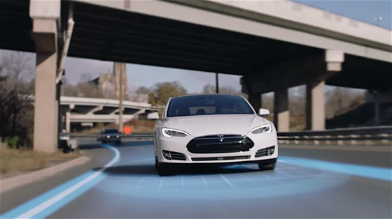 Der Tesla S verfügt über einen Autopilot, der automatisch die Spur wechselt. Er befindet sich allerdings im Beta-Stadium. Der Fahrer ist daher verpflichtet, die Hände am Lenkrad zu halten. 