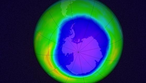 Computersimulation des antarktischen Ozonlochs am 22. Oktober 2015: Im September 2015 war es um mehr als vier Millionen Quadratkilometer kleiner als 15 Jahre zuvor. MIT-Wissenschaftler sind sicher, dass dies auf das Verbot von Fluorchlorkohlenwasserstoffen (FCKW) zurückzuführen ist. Wegen Vulkanausbrüchen vergrößerte es sich dann im Oktober wieder etwas. Langfristig ist aber zu erwarten, dass es sich sogar ganz schließt.