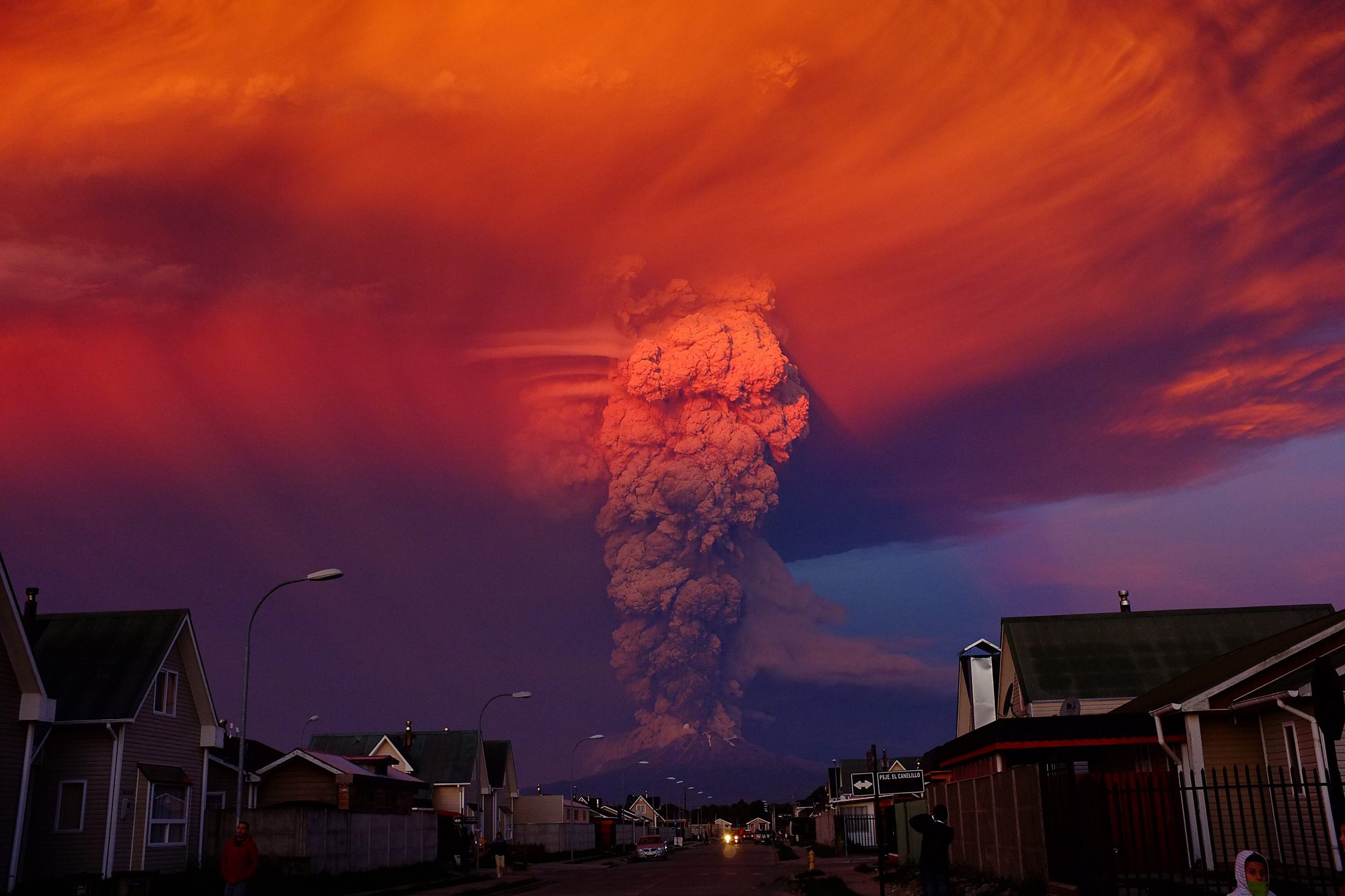 Nicht vom Menschen verursacht: Vulkanausbrüche wie die des chilenischen Calbuco im April 2015 sind schuld, wenn sich das Ozonloch wieder vergrößert. 