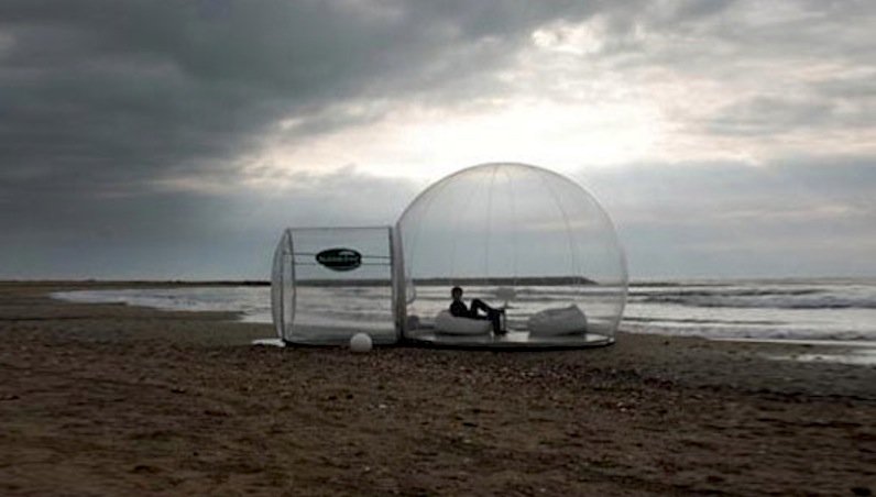 Bubble Tent am Strand: Nachts bietet es dem Besitzer ungestörten Ausblick auf die Sterne. Dabei wird er allerdings selbst zum Blickfang.