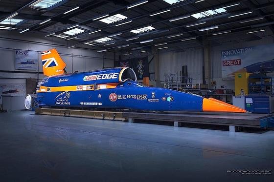 Dieses Raketenauto, der Bloodhound SSC, will einen neuen Geschwindigkeitsrekord aufstellen. Ziel: 1.609 km/h. Das sind 447 Meter pro  Sekunde. Wer kann sich das vorstellen?