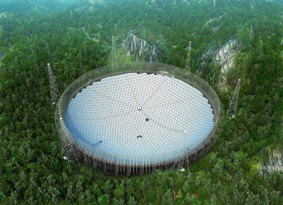 Das größte Radioteleskop der Welt in China ist fertig. Auf seinem Schild könnte man zweimal die Allianz Arena des FC Bayern München unterbringen.