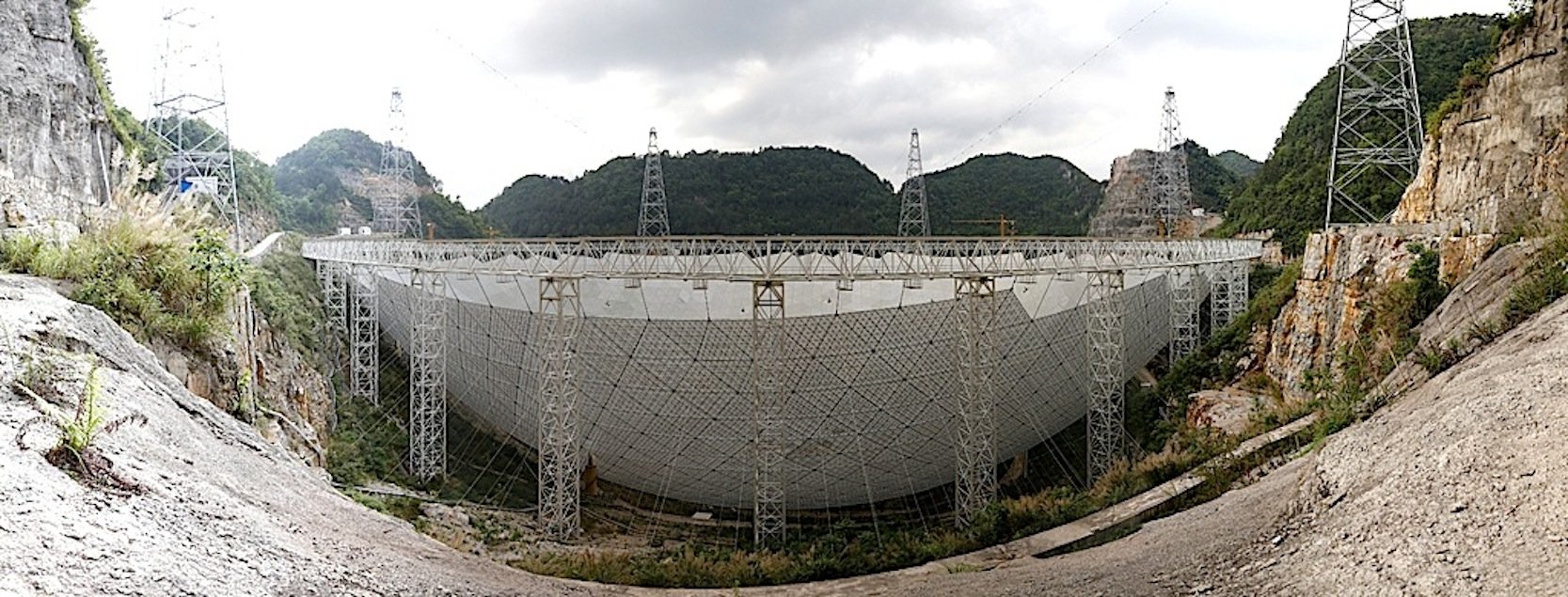 Blick von der Seite auf das im Bau befindliche Radioteleskop Fast in China.