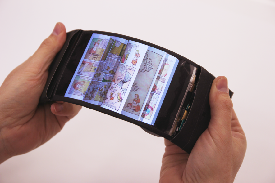 Was Sie hier sehen ist ein Smartphone – das sich biegen lässt. Das Display reagiert dabei wie ein Buch beim Durchblättern. Entwickelt wurde der Prototyp von kanadischen Forschern. 