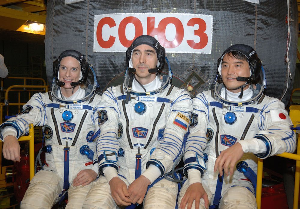 Das Team an Bord der neuen Sojus-Raumkapsel: Nasa-Astronautin Kate Rubins, Roscosmos-Kosmonaut Anatoly Ivanishin (Mitte) und Takuya Onishi von der Japan Aerospace Exploration Agency.