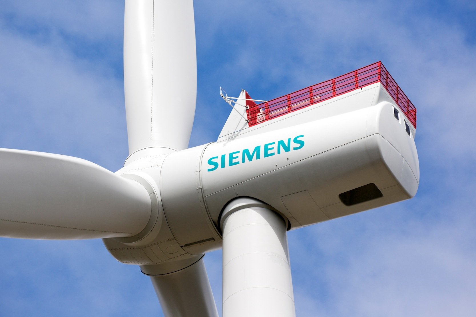 Derzeit testet Siemens seine Offshore 7-MW-Windenergieanlage SWT-7.0-154 im dänischen Østerild. 2017 soll die Anlage in Serie gehen. Ein Jahr später folgt eine verbesserte Version mit den gleichen Rotordimensionen, aber erhöhter Leistung von 8 MW.