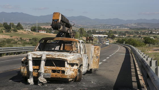 Ausgebranntes Auto in Mexiko: Der amerikanische Bundesstaat Arizona will sich künftig mit einem smarten Zaun vom südlichen Nachbarland Mexiko abschirmen und hat dafür dem israelischen Unternehmen Elbit den Auftrag zum Bau erteilt. <link url_id="17360"> </link>